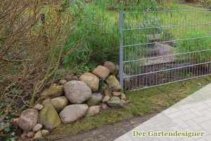 Kleine Steinmauer im Garten